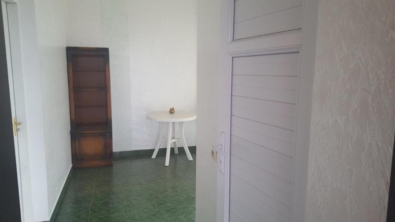 Hotel Near The Sea 科布列季 外观 照片